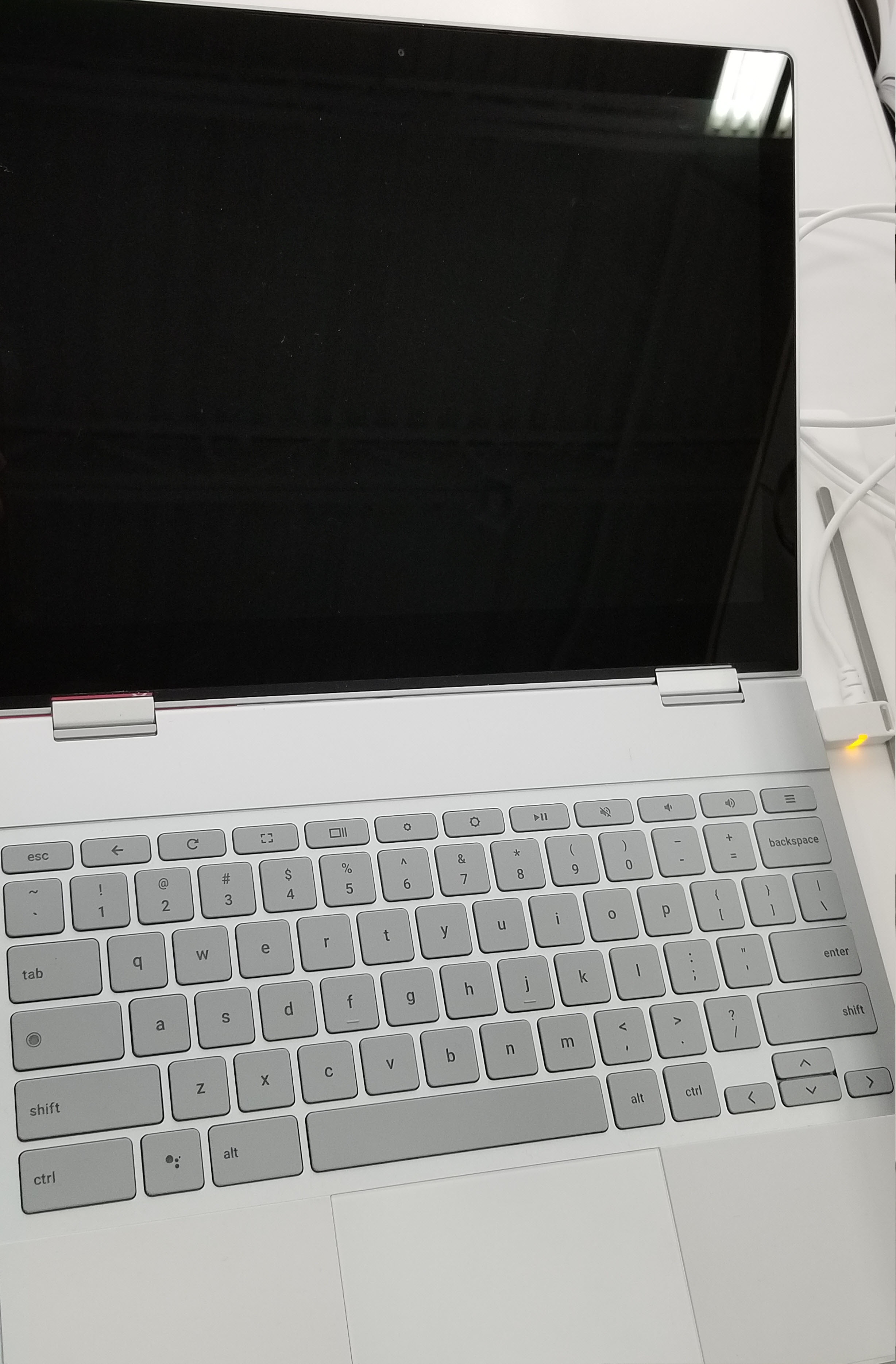 Google Pixelbook 2017 實機擺放在桌面上的真實照片
