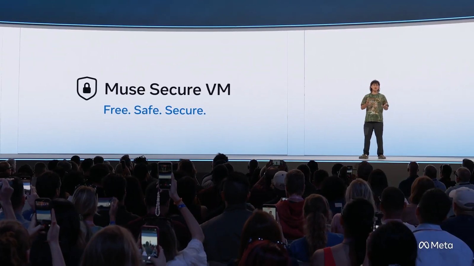 Connect 大會舞台，螢幕上寫著 Muse Secure VM，Free. Safe. Secure.，講者站在右側