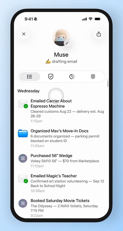 官方影片畫面：Muse 的手機介面，活動紀錄列出寄信、整理文件、購買球桿、訂電影票