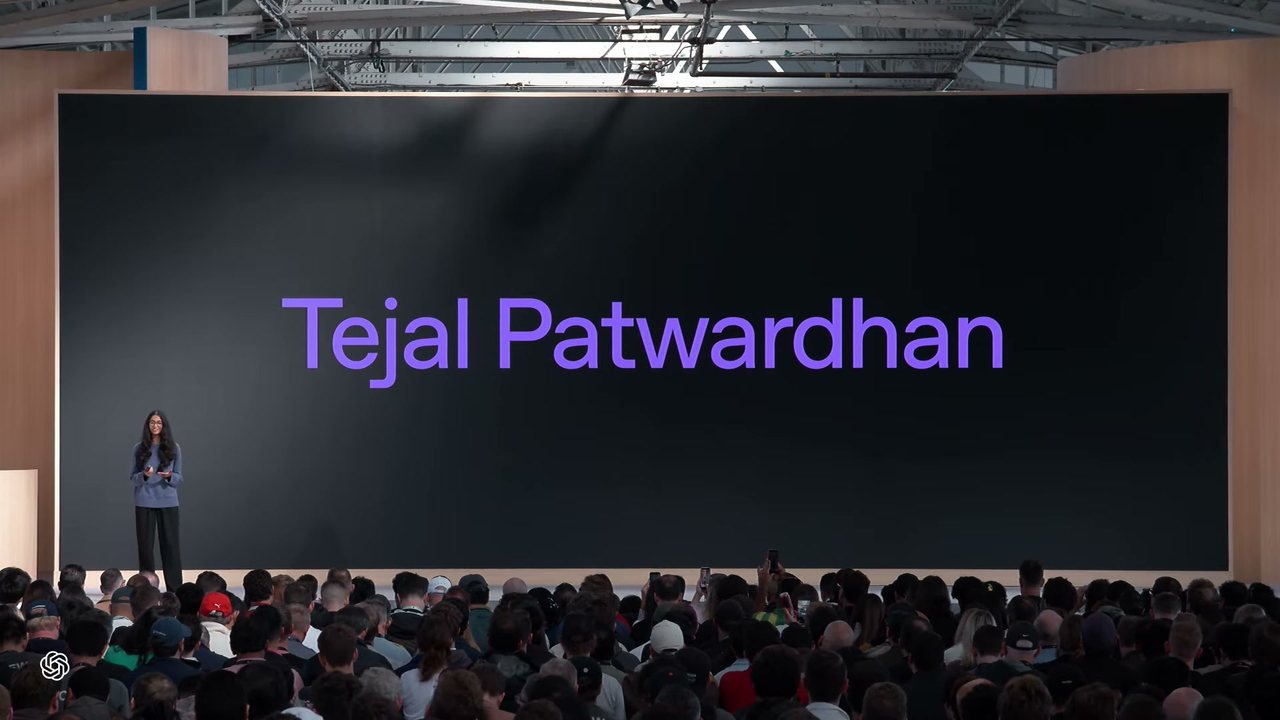 舞台大螢幕是紫色大字 Tejal Patwardhan，一位講者走上台